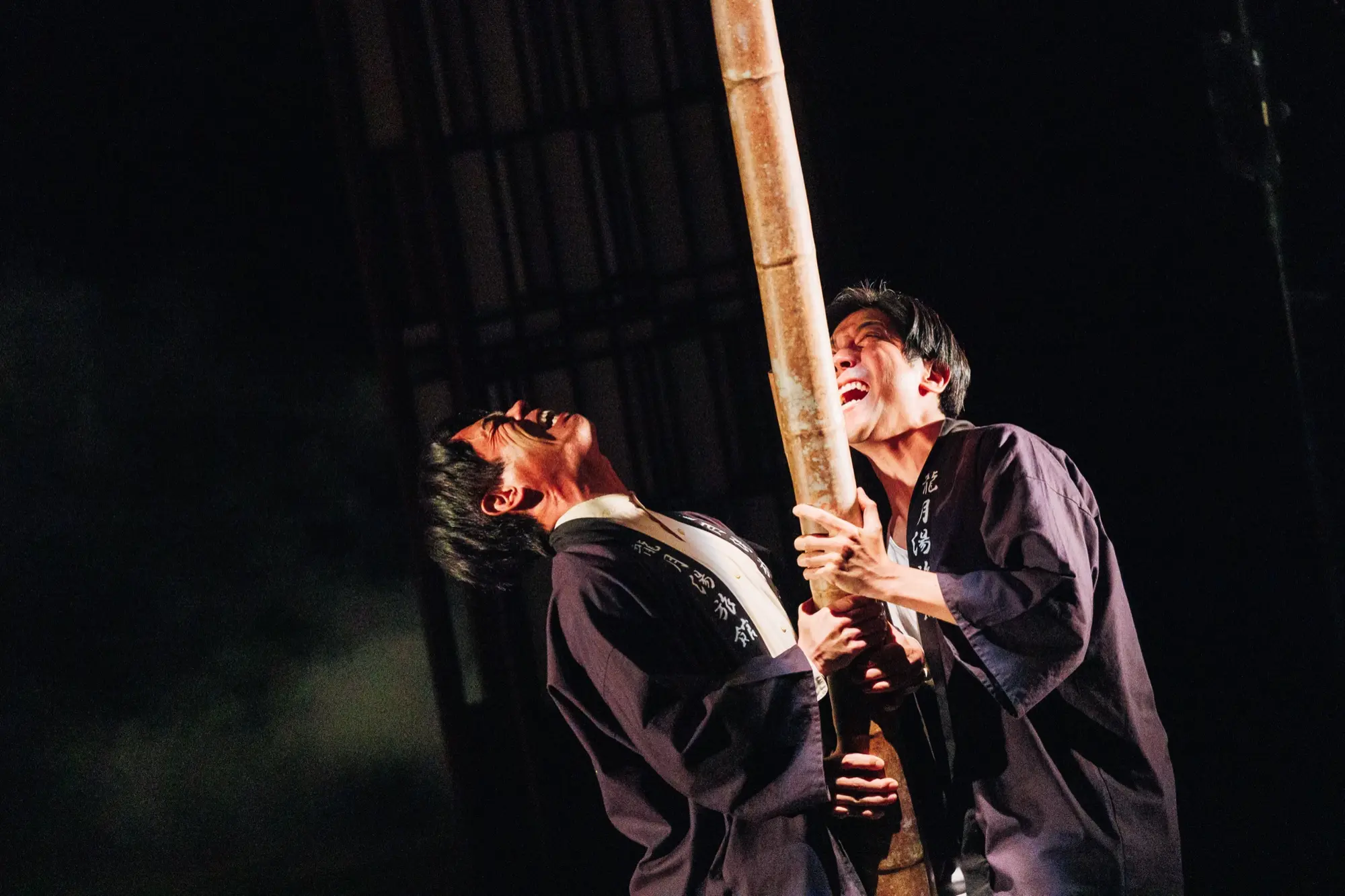 《這十年，我們的祭典》劇照｜就地取材搭建神轎吧｜峸劇場提供｜攝影：鄭宇辰