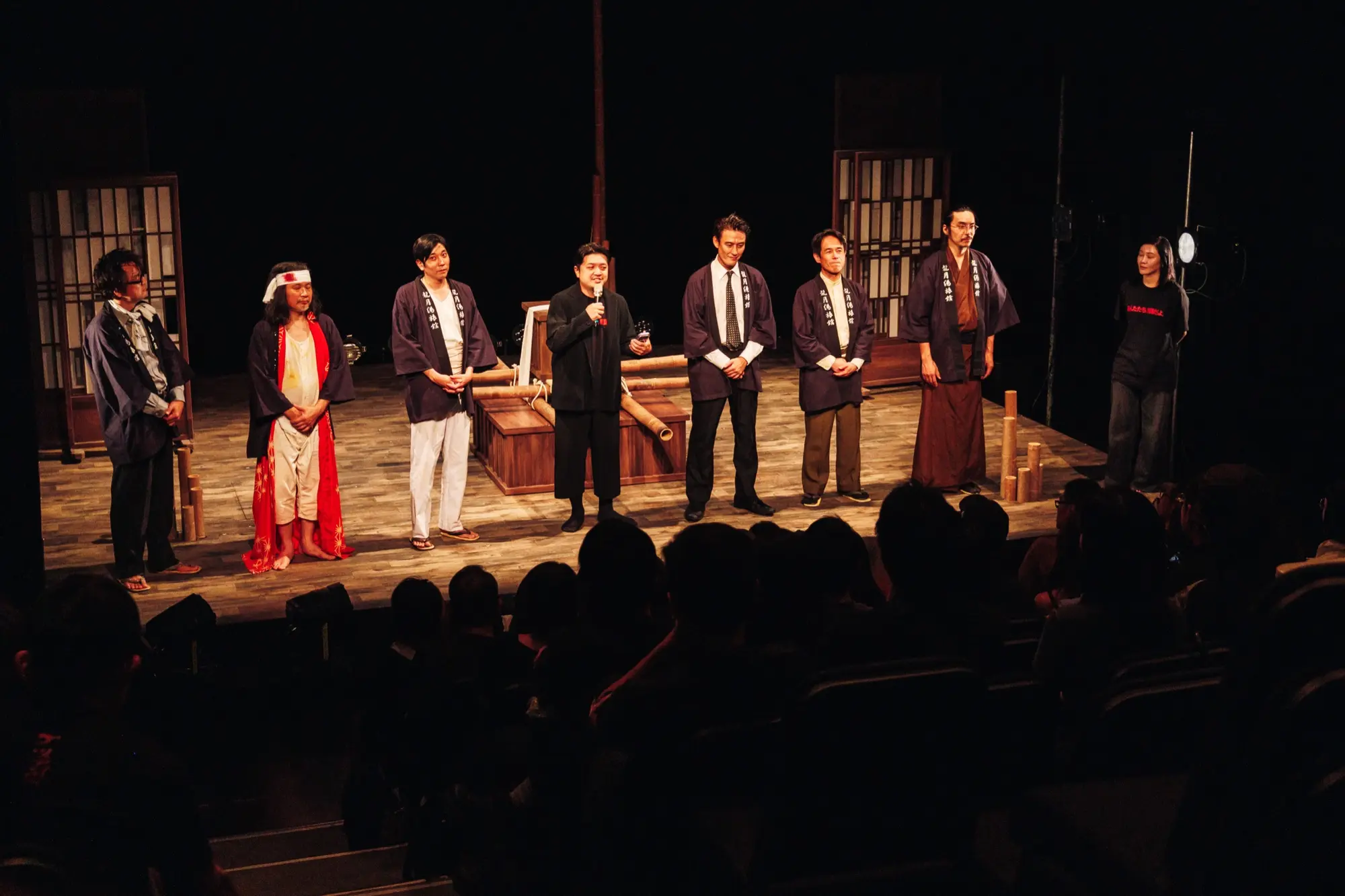《這十年，我們的祭典》劇照｜謝幕，峸劇場 製作統籌 袁浩程 演後致詞｜峸劇場提供｜攝影：鄭宇辰