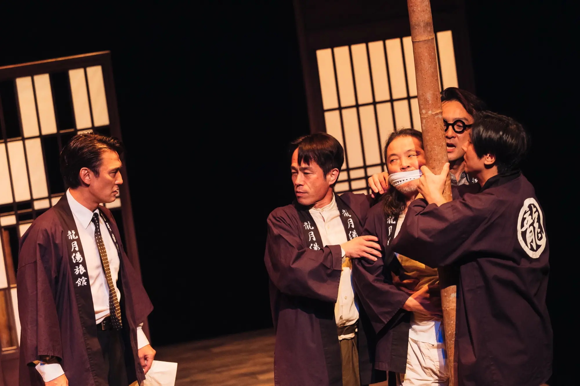 《這十年，我們的祭典》劇照｜眾人為了疏散小學生一事爭論不休｜峸劇場提供｜攝影：鄭宇辰