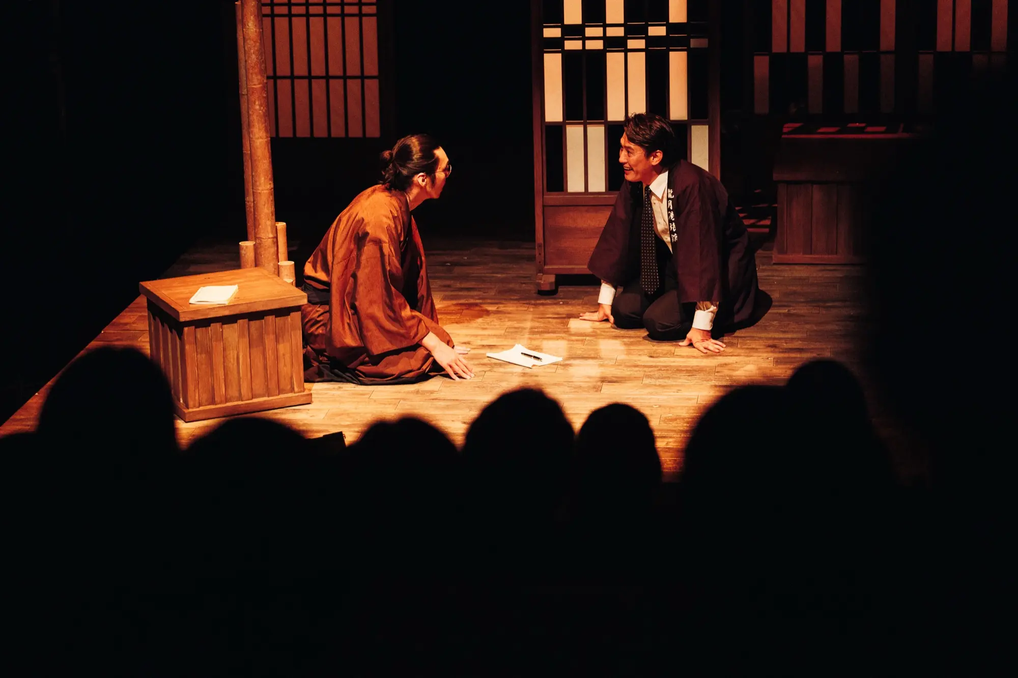 《這十年，我們的祭典》劇照｜深夜，星乃介向十一郎傾吐心聲｜峸劇場提供｜攝影：鄭宇辰